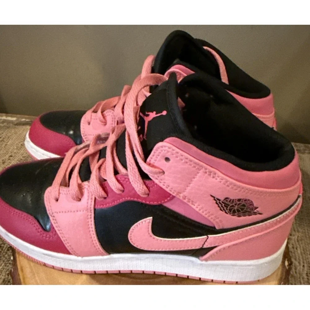 Nike Air Jordan 1‎ Mid GS Coral Pink Black 554725 662 Kids 6Y  Women's 7.5 8